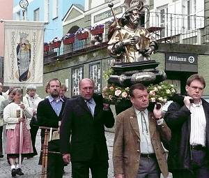 Prozessionsgruppe mit Jakobsstatue