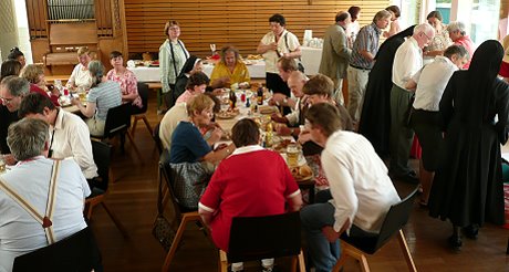 Nach dem Gottesdienst im Kirchensaal