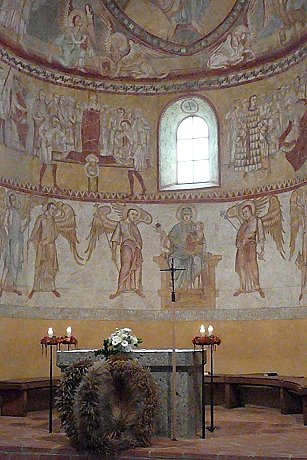 Erntekrone vor dem Altar in der Basilika