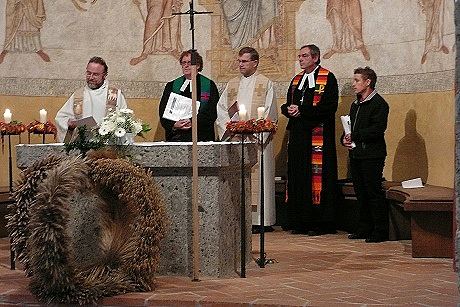 Die Zelebranten hinter dem Altar mit der Erntekrone