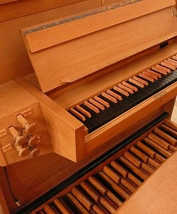 Der Spieltisch der Steinmeyer-Orgel