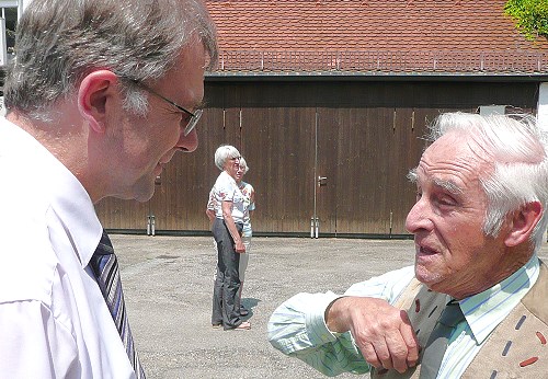 Pfarrer Borm im Gespräch mit Helmut Hofner