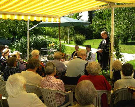 Gottesdienst im Garten des Altenheims