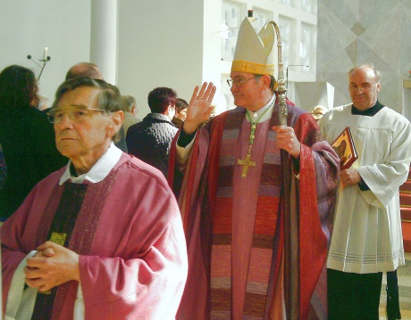 Feierlicher Auszug aus der Pfarrkirche